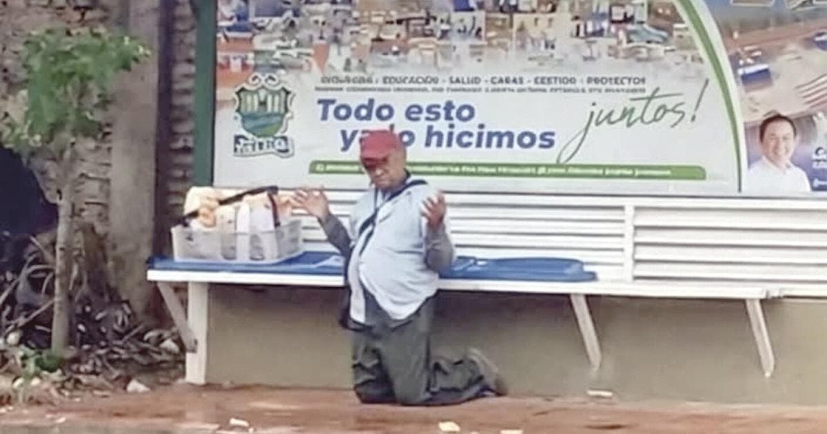 La historia del abuelito que reza antes de vender palomitas de maíz conmueve en las redes