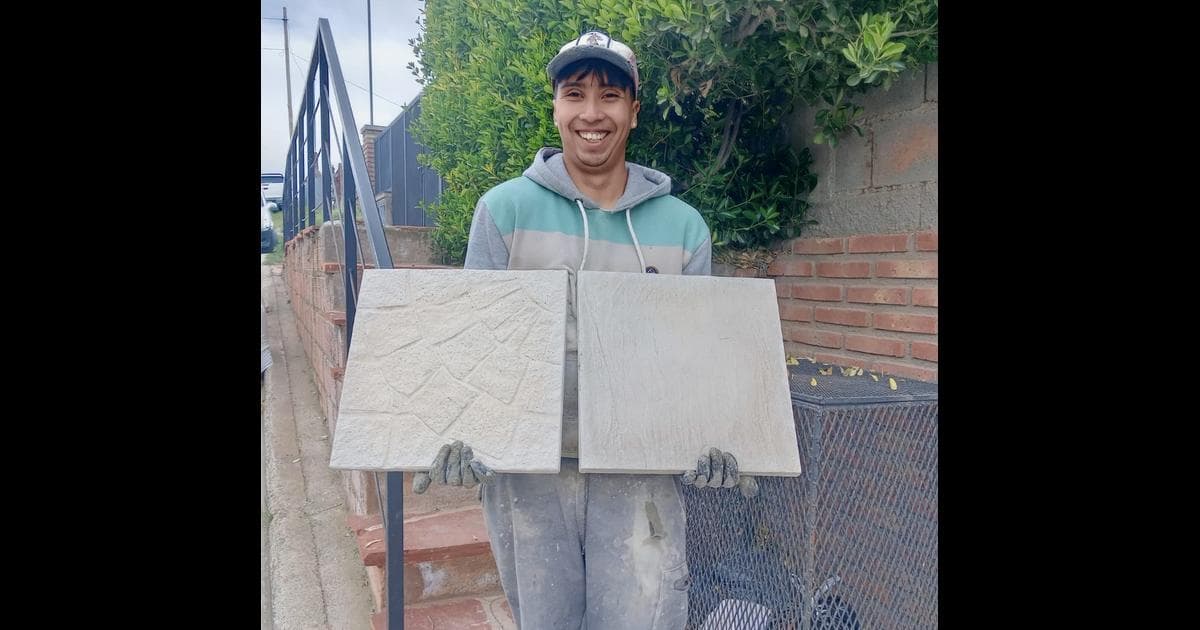 De la necesidad a la innovación: El joven que convirtió el garaje de su casa en una fábrica de baldosas