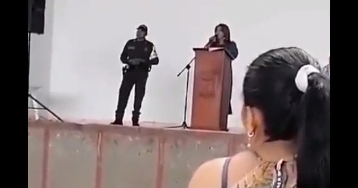 Rectora prohíbe celulares y cabello teñido en escuela; se vuelve viral