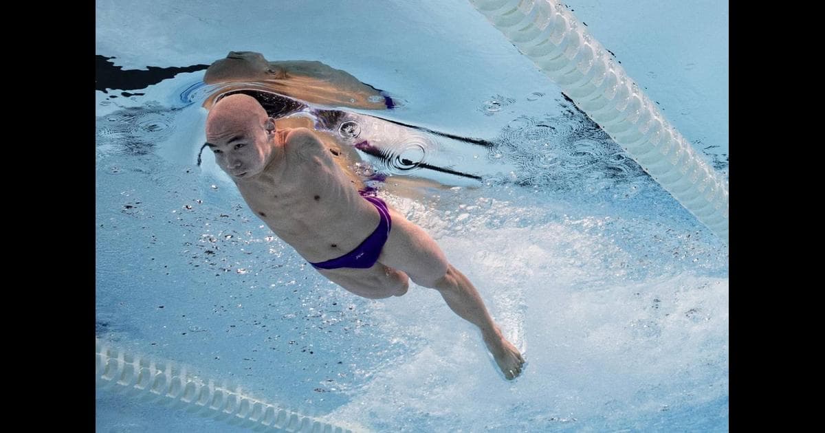 La increíble técnica de natación del deportista chino que nada sin brazos